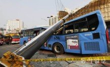 [화보]크레인 사고로 부서진 버스