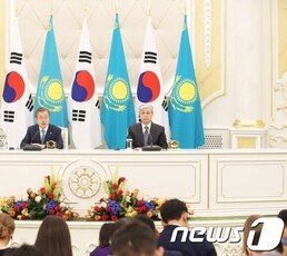 文대통령 국정지지도 44%…지난주 比 4%p 하락