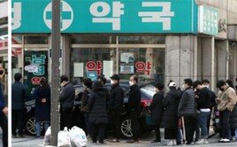 마스크 배분 혼란에… “10세 이하-80세 이상은 대리구매 허용”