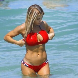 빨간 비키니만큼이나 뜨거운 몸매