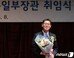 文대통령, 김연철·박영선 장관에 임명장 “능력 보여달라”