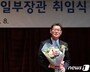 文대통령, 김연철·박영선 장관에 임명장 “능력 보여달라”