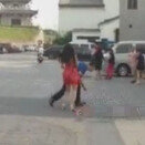 날치기 막아준 남성에게 따귀 세례한 여성