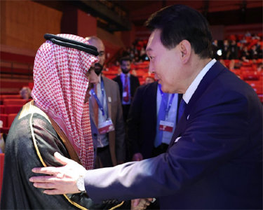 尹 영어PT “부산, 준비됐다 디지털 기술로 환상적 교류”