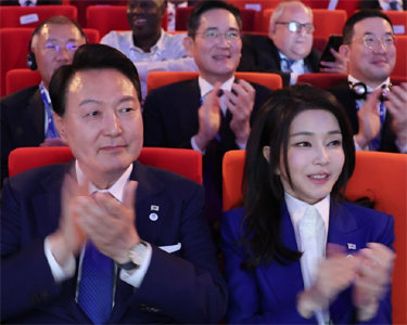 尹 영어PT “부산, 준비됐다 디지털 기술로 환상적 교류”