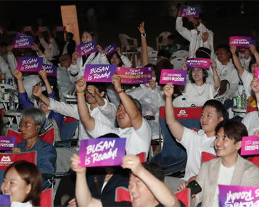 尹 영어PT “부산, 준비됐다 디지털 기술로 환상적 교류”