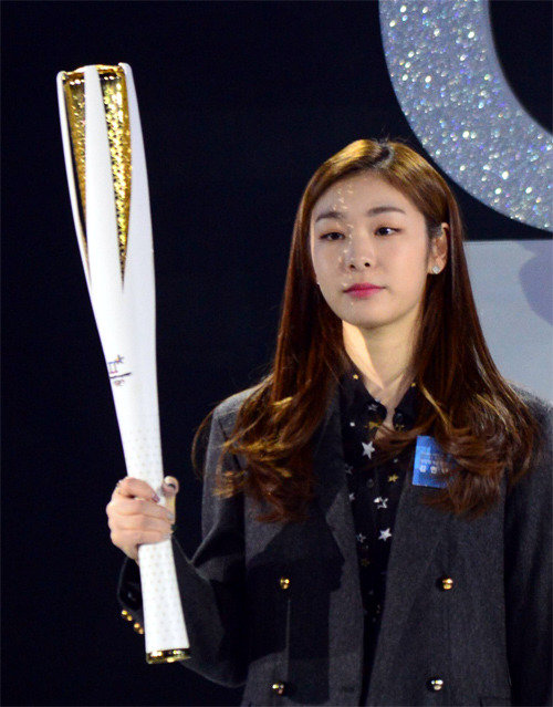 消えない平昌聖火、五輪委員会が聖火トーチを公開 | 東亜日報