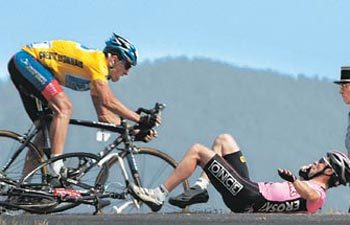 アームストロング、5連覇達成を目前に 仏サイクル大会 | 東亜日報