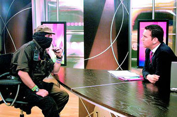 覆面のマルコス、テレビ生放送に出演 | 東亜日報