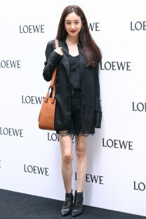 ‘로에베 론칭행사’ 정려원, 새 하얀 피부에 블랙시크