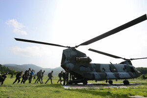 [화보] 육군 특수전교육단 강하훈련…‘헬기 탑승하는 훈련생‘