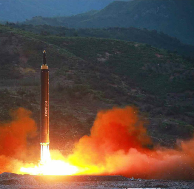북한 중거리탄도미사일 화성-12형 발사 장면. [동아DB]