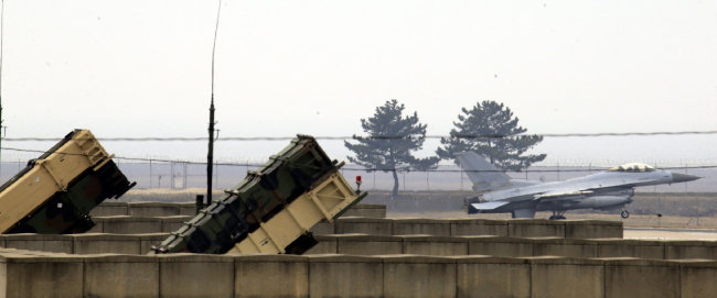전북 군산시 미 공군부대의 패트리엇(PAC-3) 방공미사일과 F-16 전투기. [박영철 동아일보 기자]