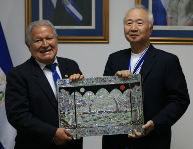 9월 12일 이승헌 글로벌사이버대 총장(오른쪽)이 엘살바도르 정부 최고상을 수상한 후 산체스 세렌 대통령과 기념 사진을 촬영하고 있다. 