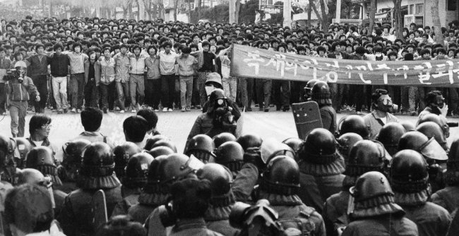 1985년 서울 수유동 4·19민주묘지 입구에서 시위를 벌이는 대학생들을 전경이 저지하고 있다. [동아DB]