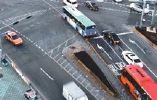 “정부 통근버스, 여고생 교통사고 내고선…”