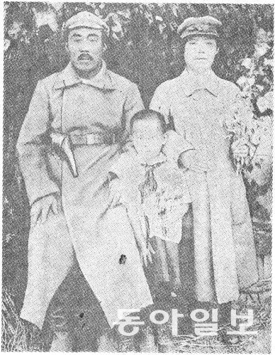 홍범도 장군(왼쪽)이 1929년 소련 연해주에서 부인(오른쪽)과 함께 찍은 사진.  동아일보DB