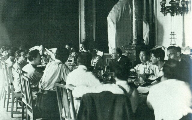 1920년 7월 모스크바에서 열린 코민테른 대회에 참석한 레닌(뒷줄 오른쪽 네번째)과 조선 공산주의자 박진순(레닌 오른쪽).  임경순 교수 제공