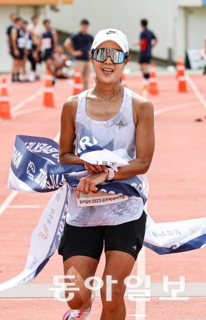 2023 공주백제마라톤 풀코스 여자부 우승자 김하나 씨가 결승선을 통과
하며 환호하고 있다.
공주=송은석 admin@admin.com·이한결 기자