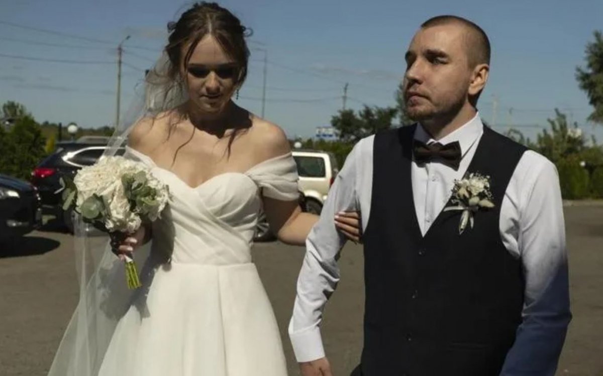 우크라이나 퇴역 군인 이반 소로카(27)와 그의 신부 블라디슬라바 리아베츠(25)가 결혼식을 올리는 모습. @NewsBlitz30 트위터 캡처