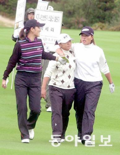 2004년 대회 때 함께 라운드를 한 박지은, 김미현, 박세리(왼쪽부터). 세 선수는 LPGA 에 진출한 한국 여성 골퍼 1세대들이다. 동아일보 DB
