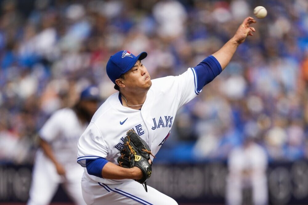 Blue Jays pitcher Hyun Jin Ryu leaves game after being struck by