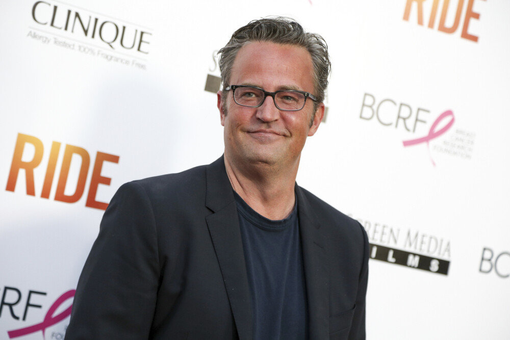 friends-star-matthew-perry-found-dead-in-hot-tub-at-home-the-dong-a