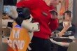 “전원 버튼 어디야”…美 중식당서 접시 깨며 난동부린 로봇 (영상)