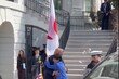 트럼프 향해 와락 안긴 日 총리…“美 군사전략에 뛰어들겠다는 것 같다”