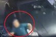 “휴대폰 보지 않아 살았다”…인도로 돌진한 차량 가까스로 피해 (영상)