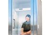 日 40도 폭염에 등장한 ‘인간 냉장고’…들어가면 15도로 뚝