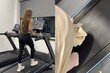‘생후 5개월 아기 안고 러닝머신’ 인플루언서, 비판 받자 “언제나 안전 먼저”