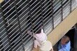 中아파트 12층 매달린 세살배기…의자로 받혀 ‘구조’