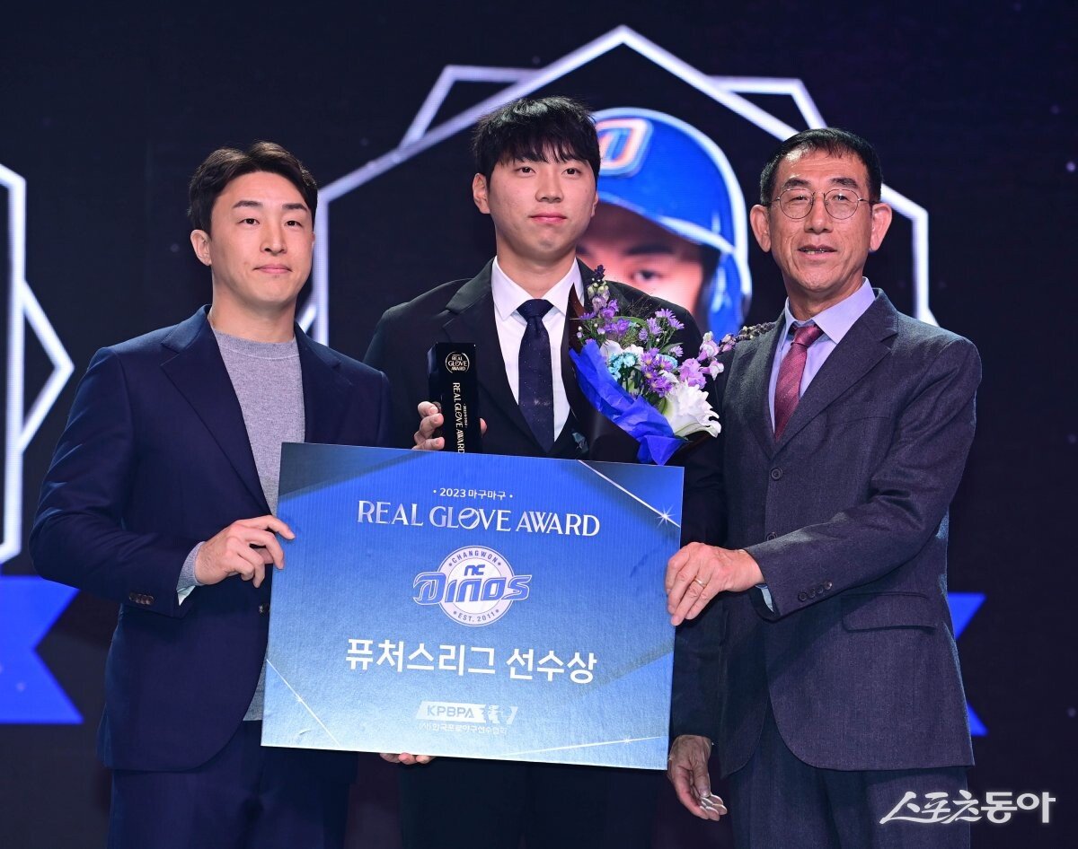 최우재, 훈련으로 불참한 동료들 대표해서 [포토]｜스포츠동아