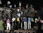 인도 열차 충돌 사고 발생… 최소 207명 사망