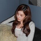 트와이스 사나, 후드티만 입었을 뿐인데…소파 위 아찔 자태 [DA★]