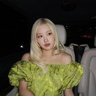 로제, 명품 쇼 홀린 오프숄더 자태…비현실적 어깨라인 [DA★]