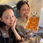 카리나·윈터, 민낯도 예쁘네…비행기서 도넛 들고 장난기 가득 [DA★]