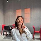 설현 근황 포착…불가사리 잡고 ‘느좋’ 카페서 힐링 [DA★]