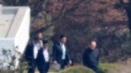 尹, 파면 닷새 만에 관저 산책 모습 포착[청계천 옆 사진관]
