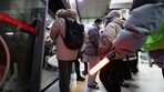 “출근시간 아이 데리고 타지 마세요”…9호선 ‘지옥철’ 두고 갑론을박 [e글e글]
