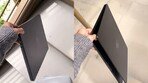 요즘 개발자들이 ‘반쯤 열린 노트북’ 들고 다니는 이유 [트렌디깅]