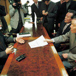 4당으로 추락한 민주당, 사이렌 울리고 돈 빌려가며 비례대표 등록했건만