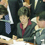 ‘절대 강자’ 박근혜, 1인지배 함정에 빠지나