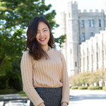 “나도 모르게 입가에  미소를  띠고…”