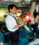 행복 주는 색소폰 선율 … ‘지하철의 악사’