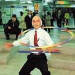 지하철역의 새 명물 백발의 훌라후프맨 