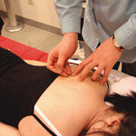 침으로 처진 가슴 탄력 있게!