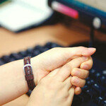 털장갑도 무색한 ‘그대의 찬 손’