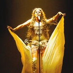 막대한 물량 투입, 화려한 무대에 기대